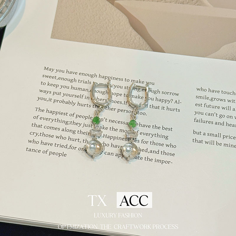 Cercei – Formă geometrică, materiale mixte, știft din cupru, placare electrolitică, stil lux ușor, lansare iarna 2025