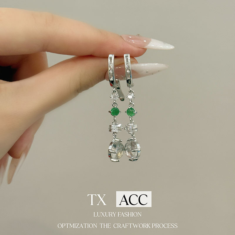 Cercei – Formă geometrică, materiale mixte, știft din cupru, placare electrolitică, stil lux ușor, lansare iarna 2025