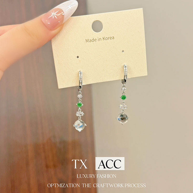 Cercei – Formă geometrică, materiale mixte, știft din cupru, placare electrolitică, stil lux ușor, lansare iarna 2025