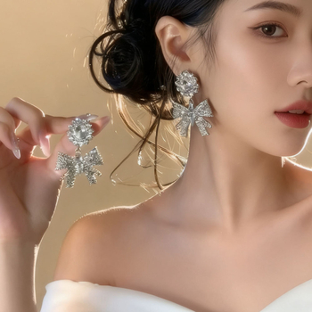 Ötvözetből készült fülbevalók köves masni és vízcsepp dizájnnal, rozsdamentes acél posts, elektroplatált felület, hideg szél stílus