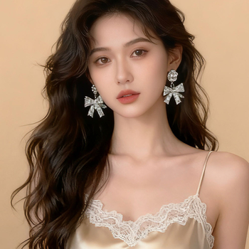 Ötvözetből készült fülbevalók köves masni és vízcsepp dizájnnal, rozsdamentes acél posts, elektroplatált felület, hideg szél stílus