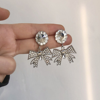 Ötvözetből készült fülbevalók köves masni és vízcsepp dizájnnal, rozsdamentes acél posts, elektroplatált felület, hideg szél stílus