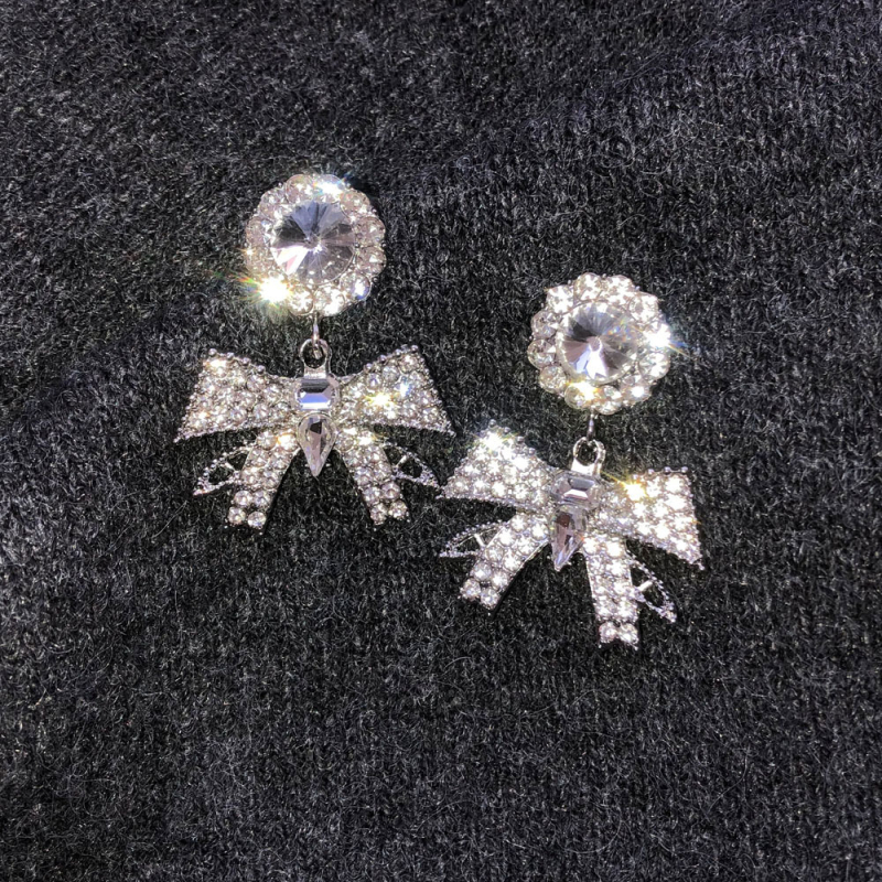 Ötvözetből készült fülbevalók köves masni és vízcsepp dizájnnal, rozsdamentes acél posts, elektroplatált felület, hideg szél stílus