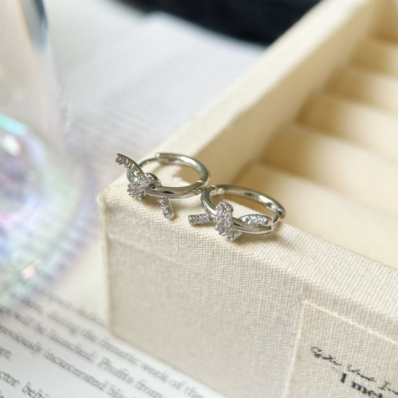 Ощеби с възел и кристали, позлатени, меден материал, INS стил, електроплатина, златно вградени камъни • пролет 2025