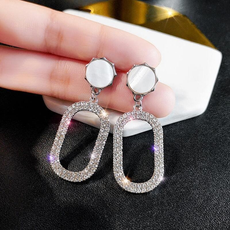 Naušnice od legure - dugačke ovalne s rhinestones, korejski stil, slojeviti dizajn (Materijal: legura; Oblik: dugačka ovalna; Ukras: rhinestones; Stil: korejski; Slojni dizajn: Da)