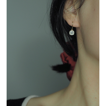 Rankų darbo kvadratiniai cirkoniniai auskarai su 14K aukso danga ant varinės pagrindės