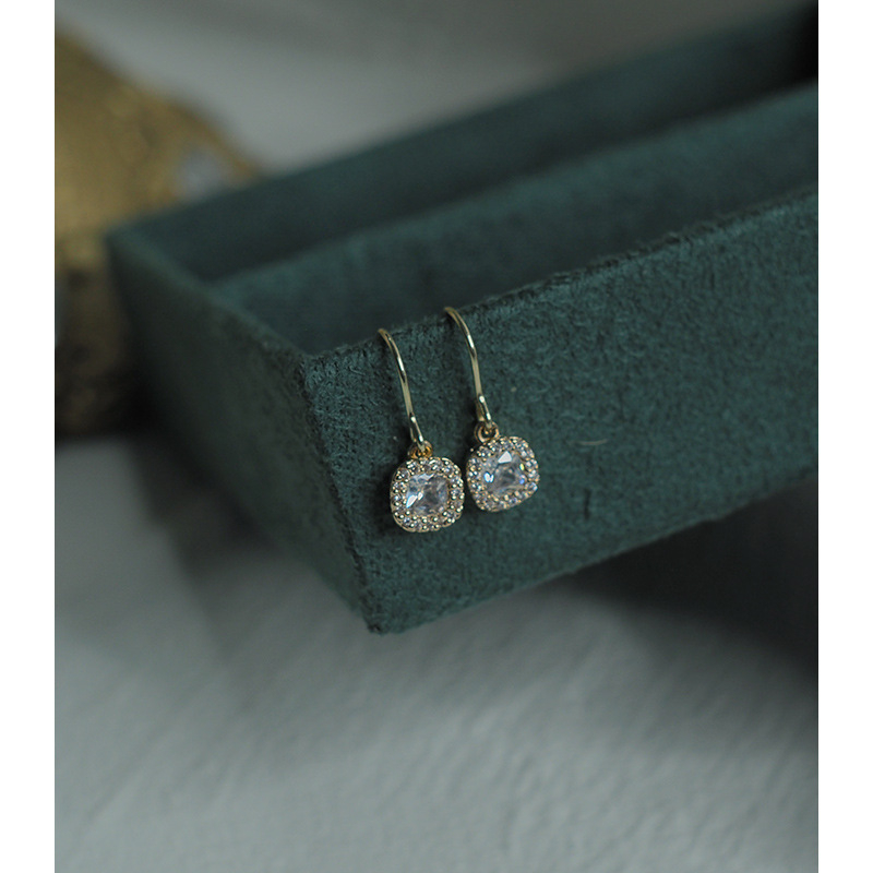 Rankų darbo kvadratiniai cirkoniniai auskarai su 14K aukso danga ant varinės pagrindės