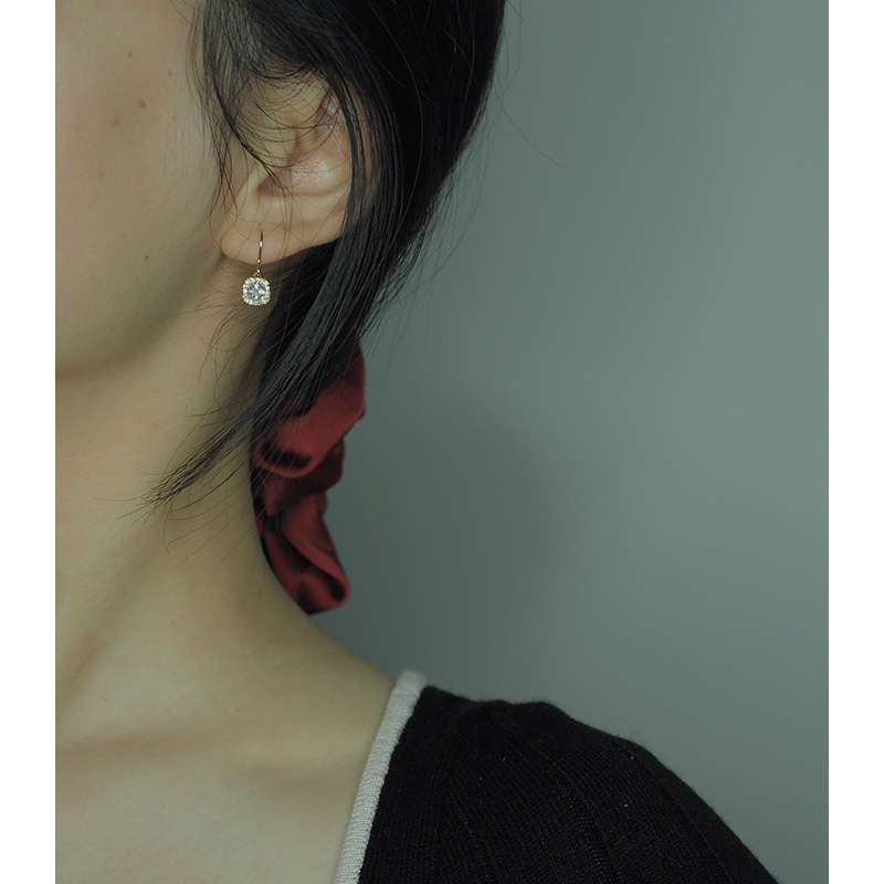 Rankų darbo kvadratiniai cirkoniniai auskarai su 14K aukso danga ant varinės pagrindės