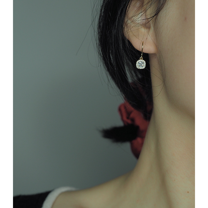 Rankų darbo kvadratiniai cirkoniniai auskarai su 14K aukso danga ant varinės pagrindės