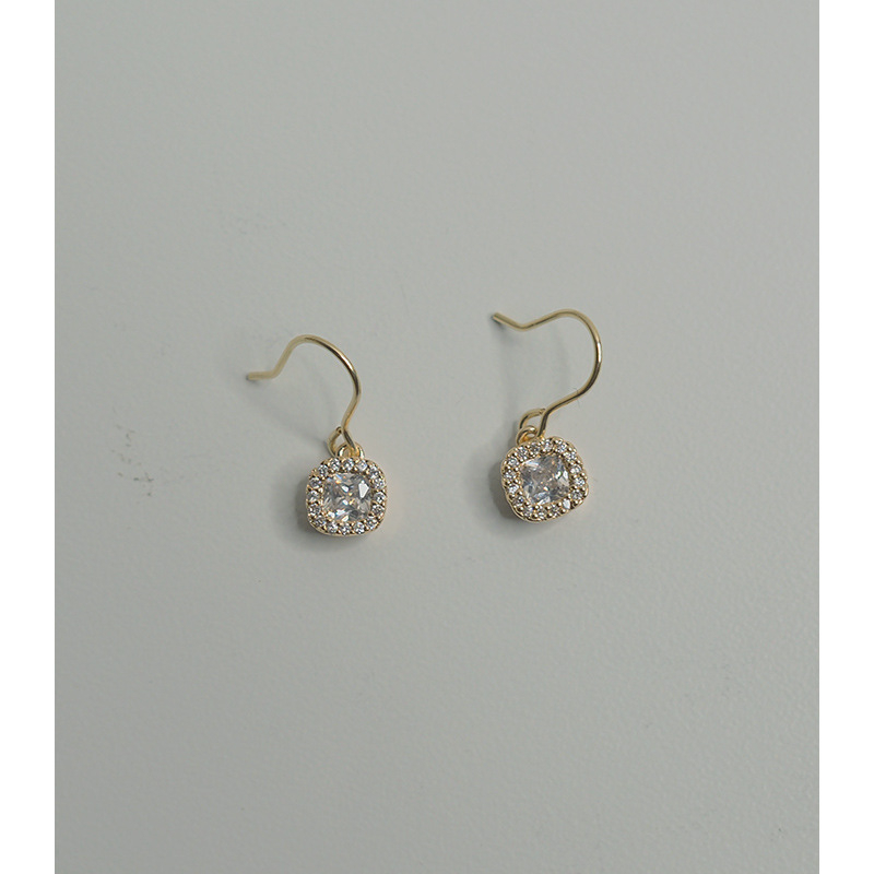 Rankų darbo kvadratiniai cirkoniniai auskarai su 14K aukso danga ant varinės pagrindės