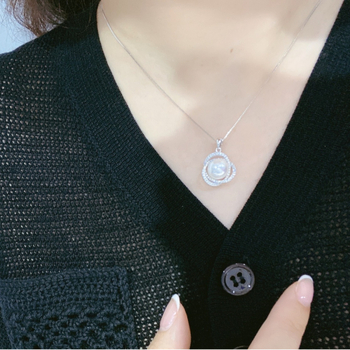 Colier cu pandantiv din perlă de apă dulce, motiv floral, argint 925, formă plat-rotundă, lansare primăvara 2024