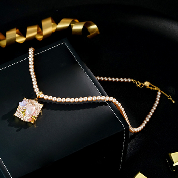 Bakreno kolije s cvjetnim motivom, s ugrađenim perlama, odvojivi privjesak, standardni lanac, barokni stil uljne slike