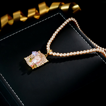 Bakreno kolije s cvjetnim motivom, s ugrađenim perlama, odvojivi privjesak, standardni lanac, barokni stil uljne slike