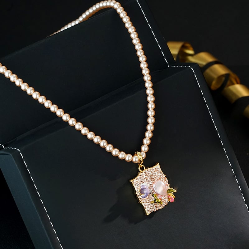 Bakreno kolije s cvjetnim motivom, s ugrađenim perlama, odvojivi privjesak, standardni lanac, barokni stil uljne slike