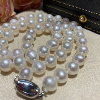Fuqun Jewelry ogrlica od slatkovodnih bisera, gotovo okrugla, bijela, 8–9 mm, jednostavan stil, duljina 41–50 cm, s blagim nedostatkom