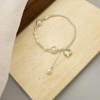 Barokna narukvica od slatkovodnih bisera sa srcolnim srebrnim perlicama i resicom – ženski modni nakit