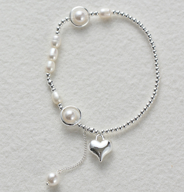 Barokna narukvica od slatkovodnih bisera sa srcolnim srebrnim perlicama i resicom – ženski modni nakit