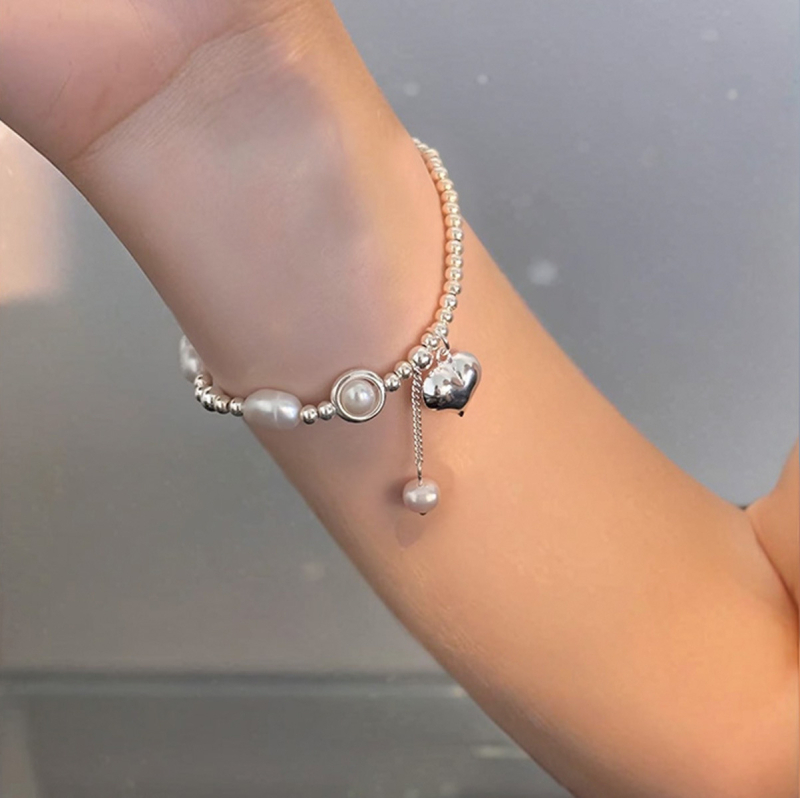 Barokna narukvica od slatkovodnih bisera sa srcolnim srebrnim perlicama i resicom – ženski modni nakit