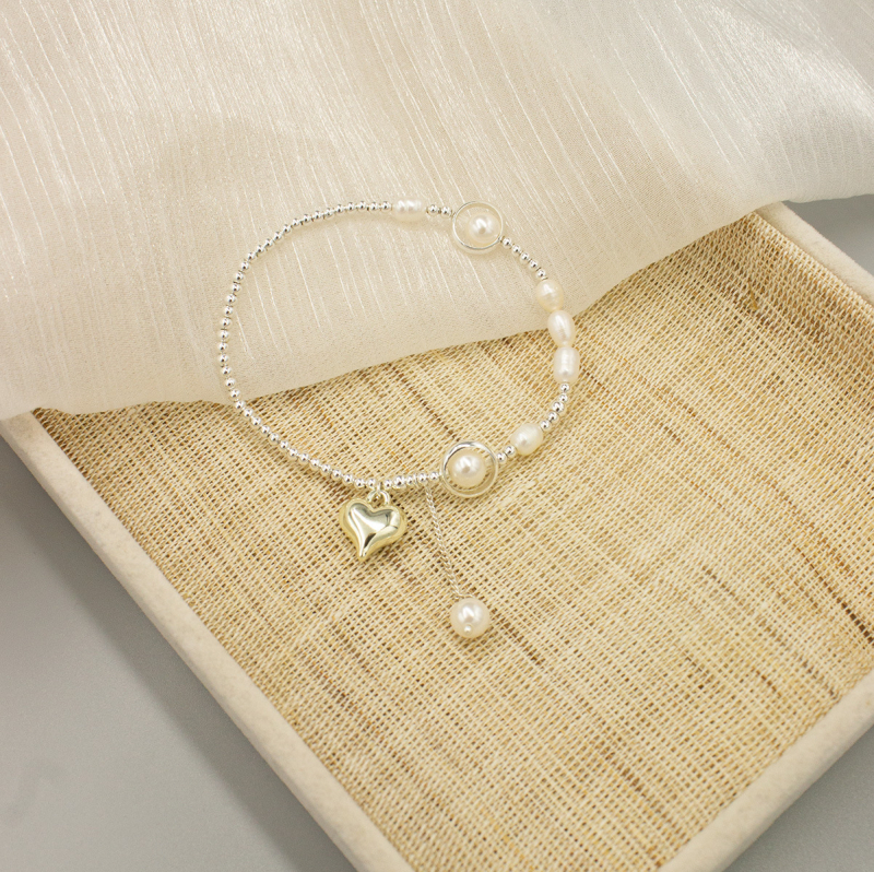 Barokna narukvica od slatkovodnih bisera sa srcolnim srebrnim perlicama i resicom – ženski modni nakit