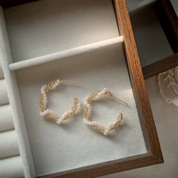 Ръчно изработени обици с естествени прясноводни перли — оригинален дизайн, ПВД златно покритие, есен 2025