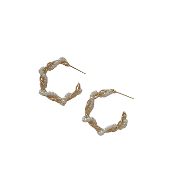 Ръчно изработени обици с естествени прясноводни перли — оригинален дизайн, ПВД златно покритие, есен 2025