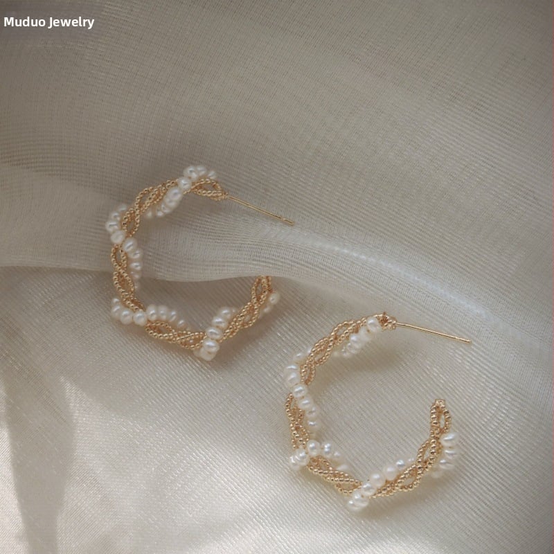 Ръчно изработени обици с естествени прясноводни перли — оригинален дизайн, ПВД златно покритие, есен 2025