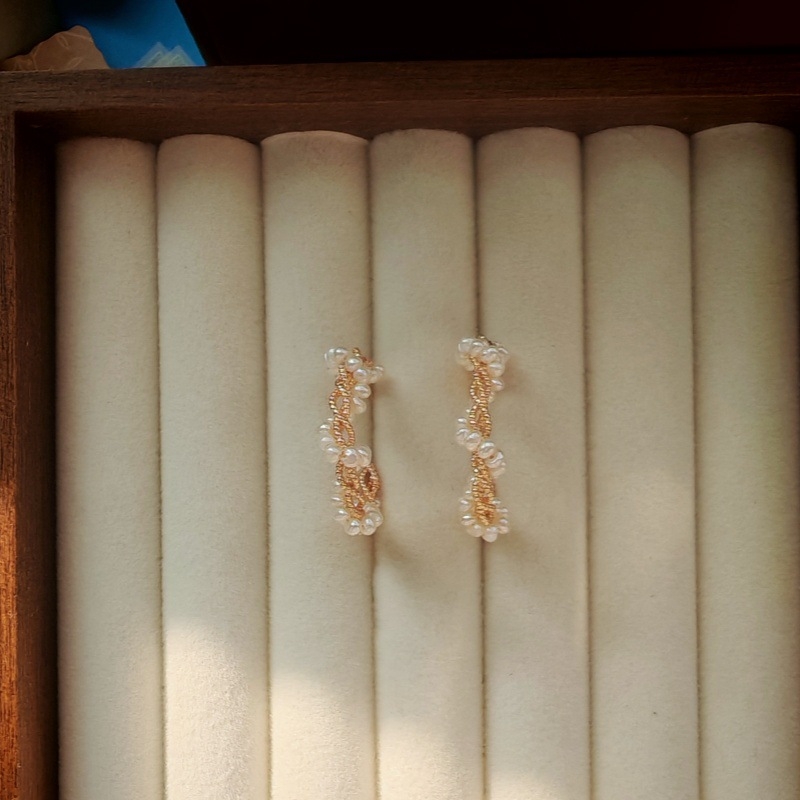 Ръчно изработени обици с естествени прясноводни перли — оригинален дизайн, ПВД златно покритие, есен 2025