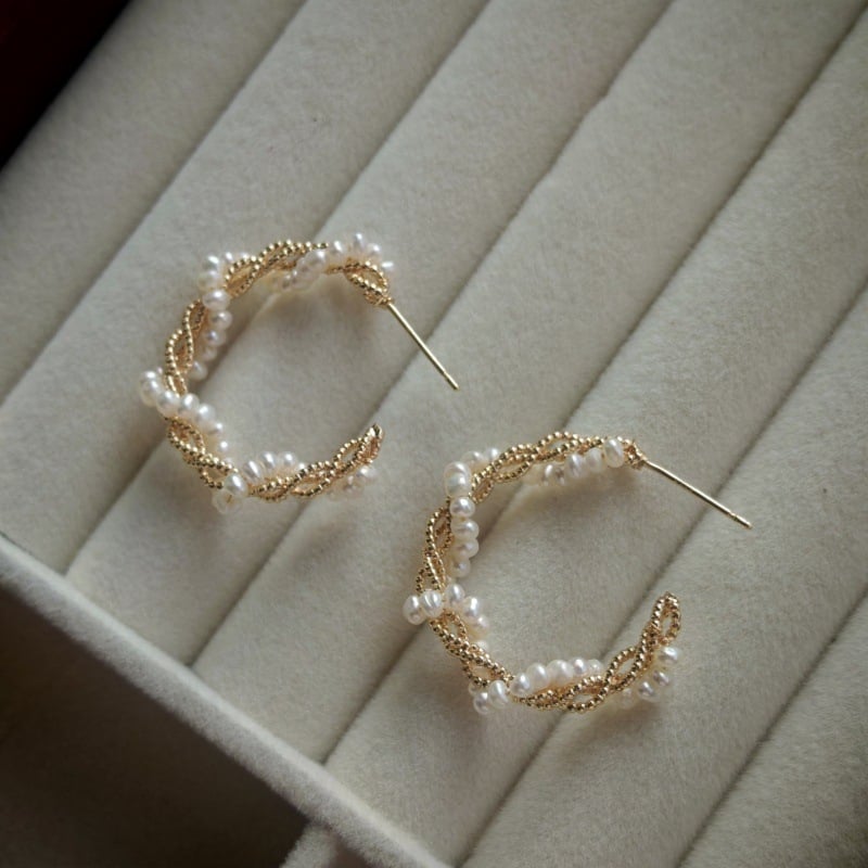 Ръчно изработени обици с естествени прясноводни перли — оригинален дизайн, ПВД златно покритие, есен 2025