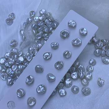 Természetes édesvízi keshi gyöngyök — mag nélküli, töredezett ezüst virágszirom gyöngyök, meztelen gyöngyök, 2025 tavasz