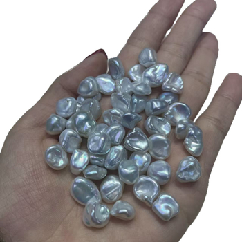 Természetes édesvízi keshi gyöngyök — mag nélküli, töredezett ezüst virágszirom gyöngyök, meztelen gyöngyök, 2025 tavasz