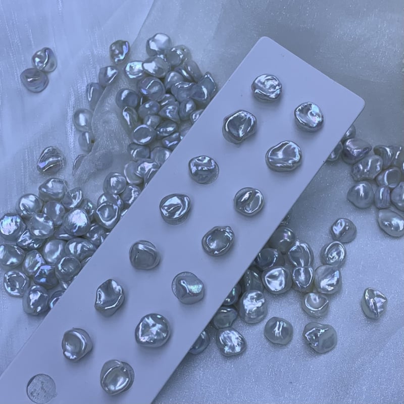 Természetes édesvízi keshi gyöngyök — mag nélküli, töredezett ezüst virágszirom gyöngyök, meztelen gyöngyök, 2025 tavasz