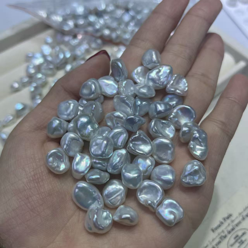 Természetes édesvízi keshi gyöngyök — mag nélküli, töredezett ezüst virágszirom gyöngyök, meztelen gyöngyök, 2025 tavasz