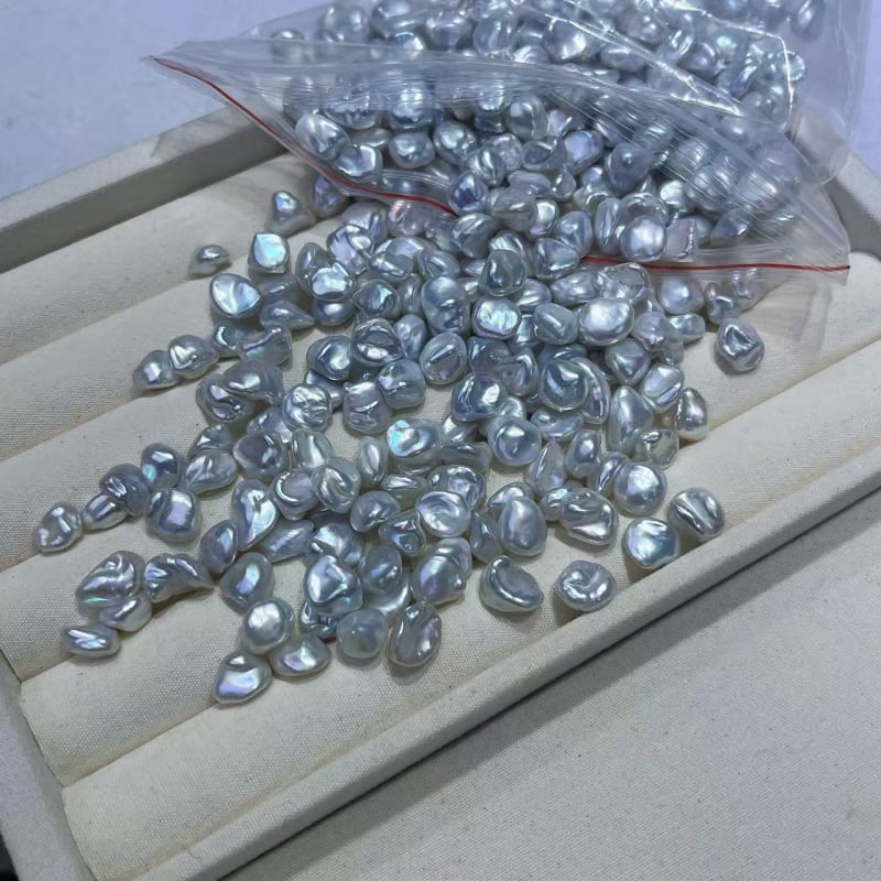 Természetes édesvízi keshi gyöngyök — mag nélküli, töredezett ezüst virágszirom gyöngyök, meztelen gyöngyök, 2025 tavasz