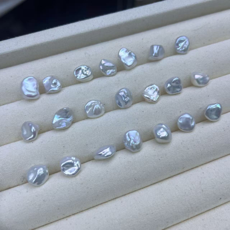 Természetes édesvízi keshi gyöngyök — mag nélküli, töredezett ezüst virágszirom gyöngyök, meztelen gyöngyök, 2025 tavasz