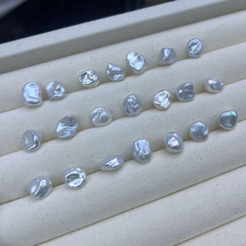 Természetes édesvízi keshi gyöngyök — mag nélküli, töredezett ezüst virágszirom gyöngyök, meztelen gyöngyök, 2025 tavasz