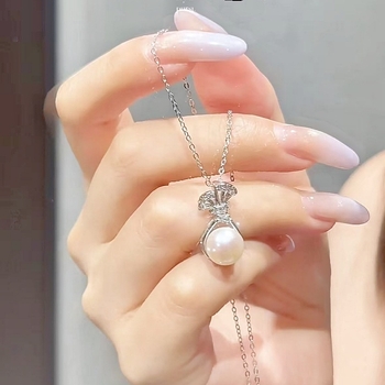 Colier din argint 925, pandantiv floral cu perlă naturală de apă dulce, lanț clavicular, finisaj tăiere diamant