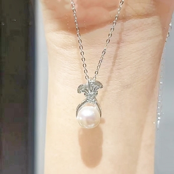 Colier din argint 925, pandantiv floral cu perlă naturală de apă dulce, lanț clavicular, finisaj tăiere diamant