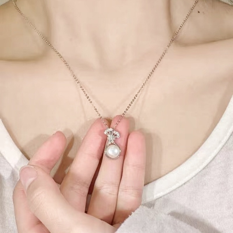 Colier din argint 925, pandantiv floral cu perlă naturală de apă dulce, lanț clavicular, finisaj tăiere diamant