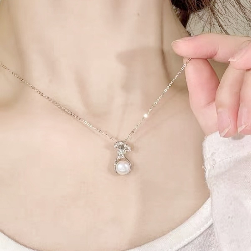 Colier din argint 925, pandantiv floral cu perlă naturală de apă dulce, lanț clavicular, finisaj tăiere diamant