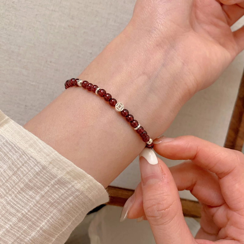 Ženski narukvica od S925 srebra s prirodnim granatom i perlicama od bakrenih novčića, novi kineski stil, vrhunska kvaliteta, elegantan i svestran, crveni nakit za godinu zodijaka