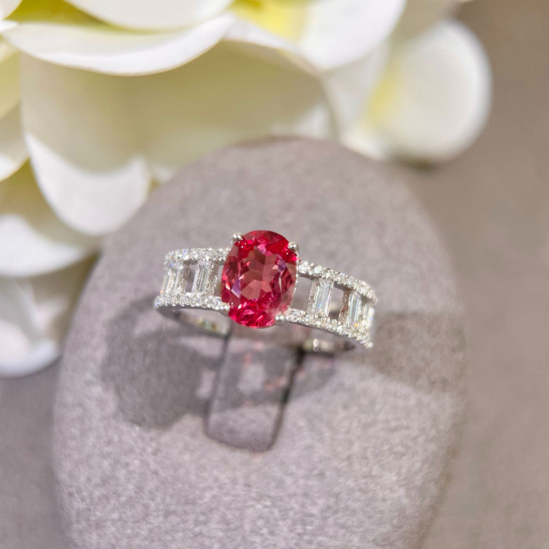 Prsten Padparadscha – geometrijski dizajn, safir, srebrna ugradnja s dragim kamenjem, međunarodno jamstvo