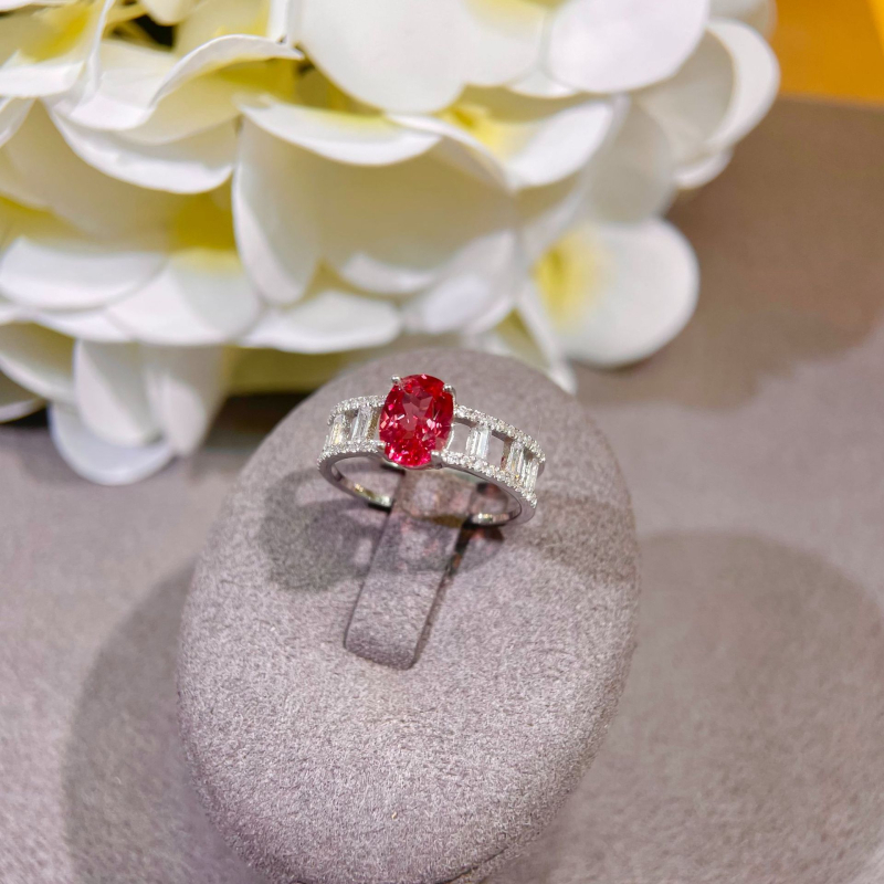 Prsten Padparadscha – geometrijski dizajn, safir, srebrna ugradnja s dragim kamenjem, međunarodno jamstvo