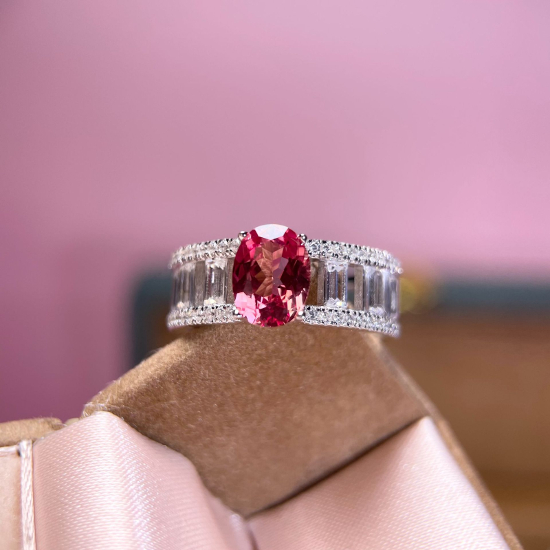 Prsten Padparadscha – geometrijski dizajn, safir, srebrna ugradnja s dragim kamenjem, međunarodno jamstvo