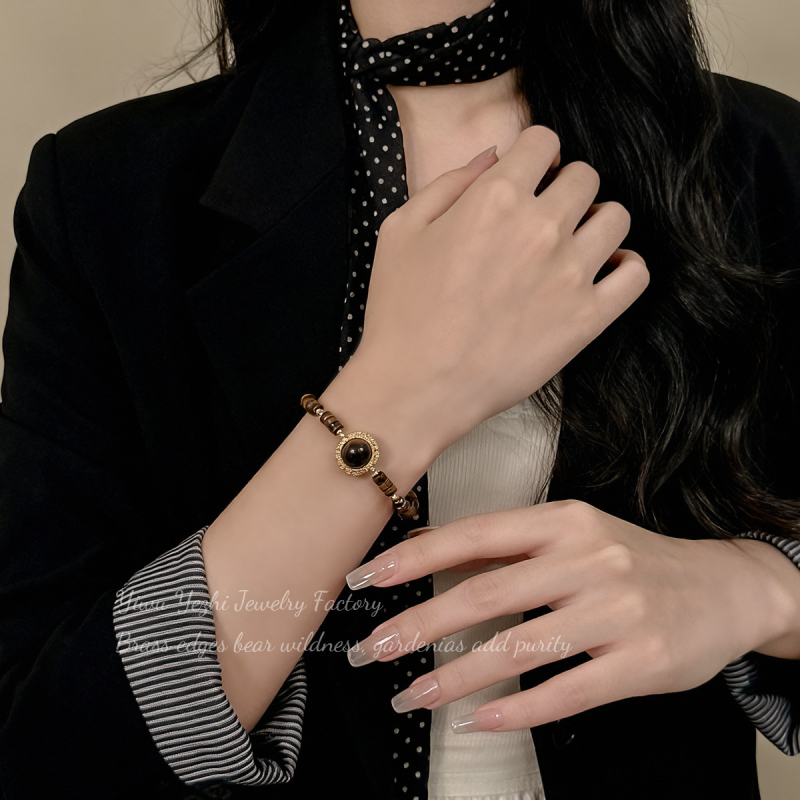 Brățară din piatra ochi de tigru — cupru placat cu aur, design geometric, stil feminin coreean, primăvara 2025