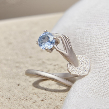 Természetes akvamarin gyűrű 925-ös ezüstbe foglalva, kézzel készített.