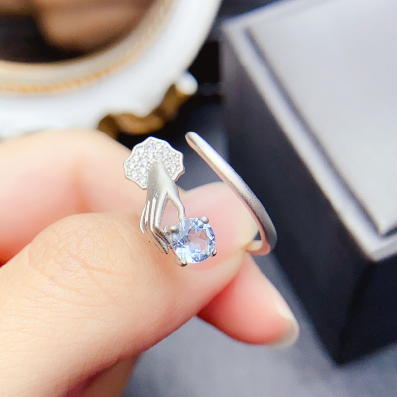 Természetes akvamarin gyűrű 925-ös ezüstbe foglalva, kézzel készített.