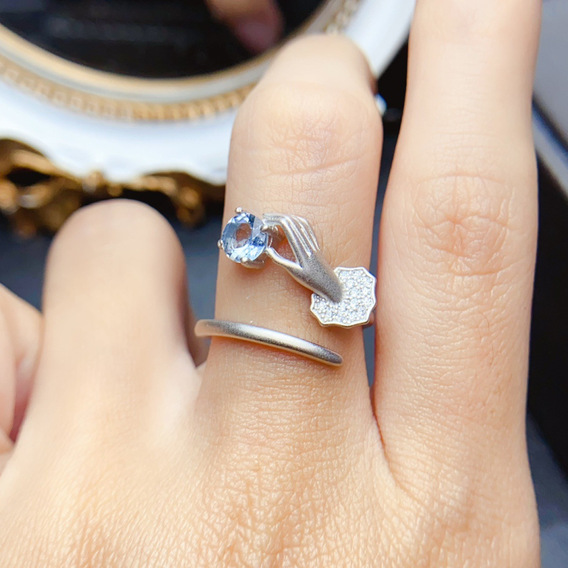 Természetes akvamarin gyűrű 925-ös ezüstbe foglalva, kézzel készített.