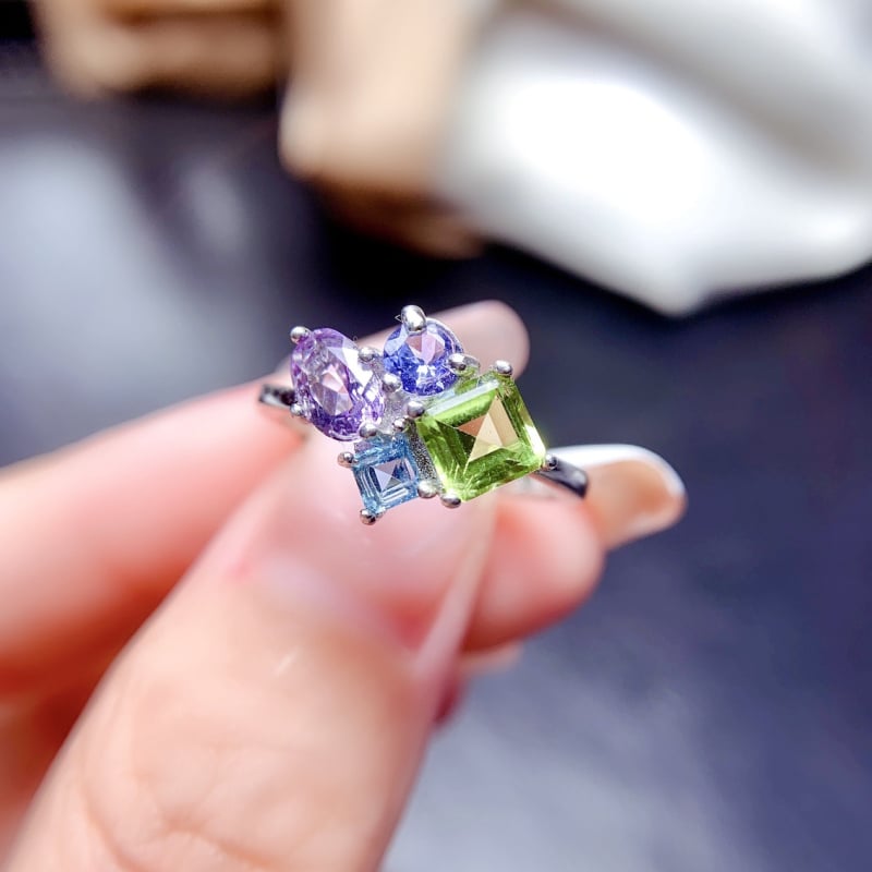 Δαχτυλίδι από ασήμι S925 με φυσικούς λίθους σε πολυλίθο σετ; κύριος λίθος εντοιχισμένος; χειροποίητο; γυναικείος μόδας OL στυλ; λίθοι: ολιβίνης, τοπάζ, ταζανίτης, αμέθυστος; δυνατή προσαρμογή