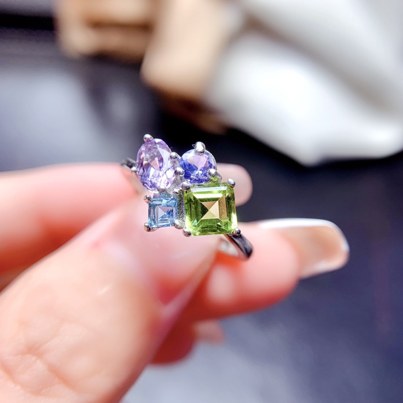 Δαχτυλίδι από ασήμι S925 με φυσικούς λίθους σε πολυλίθο σετ; κύριος λίθος εντοιχισμένος; χειροποίητο; γυναικείος μόδας OL στυλ; λίθοι: ολιβίνης, τοπάζ, ταζανίτης, αμέθυστος; δυνατή προσαρμογή