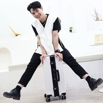 Куфар за пътуване от ABS материал, зип-отваряне, USB порт за зареждане, универсални колела и тегло 4 кг.